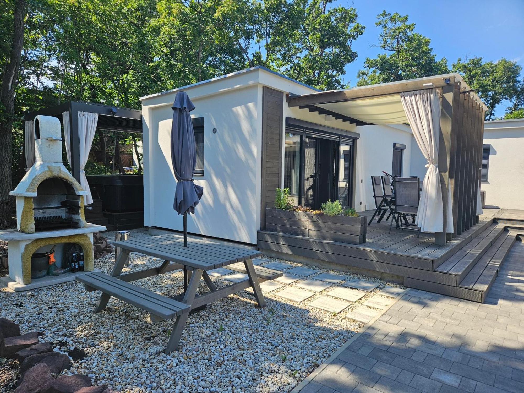 Bowery Guest Houses - Arnyas Vendeghazak Balatonalmádi Eksteriør billede